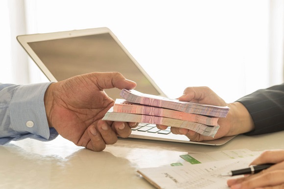 Geld krijgen van een andere bank om de huidige schulden te dekken