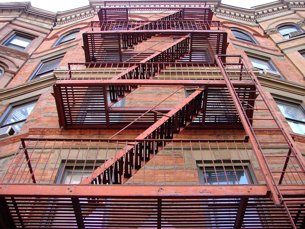 Balkon przeciwpożarowy na zewnątrz