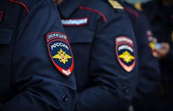 policjanci w mundurach