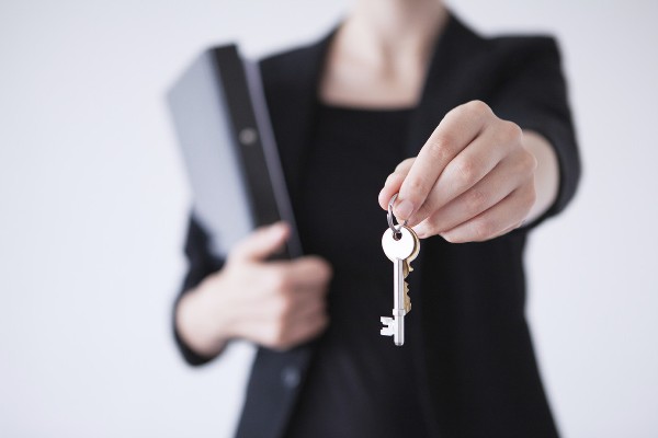 hoeveel interesse heeft een makelaar voor het verkopen van een appartement
