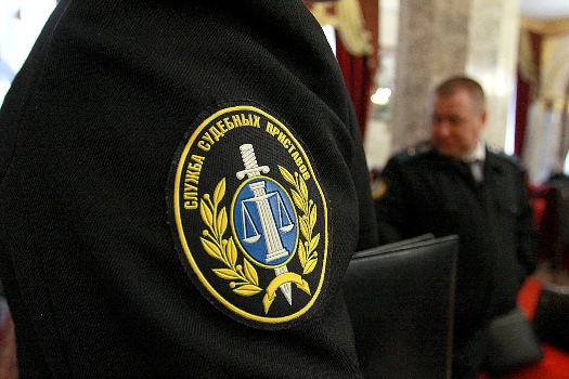 pracować jako komornik