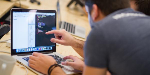 opis zawodu programista technik