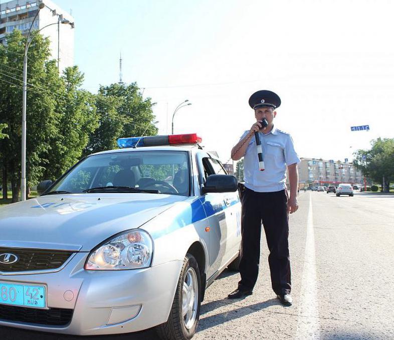 przedstawiciel policji drogowej i policja drogowa
